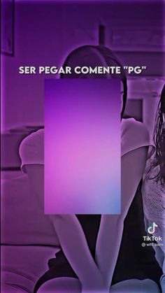 a woman sitting on top of a couch in front of a purple background with the words ser pegar commente pc