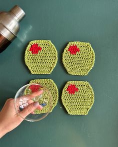 Three cocktails in martini glasses with ice cubes are on a table Everyday Crochet Projects, Crochet Patterns Trendy, Cool Crochet Coasters, Small Gifts Crochet, Crochet Easy Projects Quick, Homemade Christmas Gifts Crochet, Crochet Bachelorette Gifts, Crochet Wine Holder, East Crochet Projects