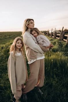 Posing Photography, Motherhood Photos, Winter Style Guide, Family Nature, Motherhood Photography, Family Holiday Photos, Photographie Portrait Inspiration, Winter Photo, Fall Family Photos