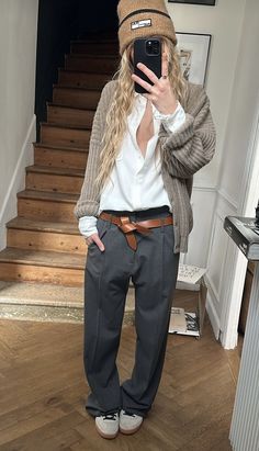 2025 Street Style Trends, Creative Layering Outfits, Soft Natural Winter Outfits, Winter Pullover Outfits, Layering Street Style, Urban Chic Outfits, Over 50 Fashion, Simple Casual Outfits, Sienna Miller