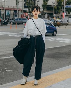 Japan Street Fashion Summer, Masculine Skirt Outfit, Korean Street Fashion Grunge, Japanese Street Fashion Summer, Japanese Fashion Street Tokyo Style, Korean Street Styles, Japan Fashion Casual, Korean Fashion Summer Street Styles, Korean Streetwear Fashion