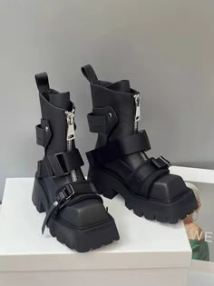 Entra en el futuro del calzado

 Experimente la combinación definitiva de moda y funcionalidad con nuestras botas de invierno con cordones negras de vanguardia para mujer . Elaboradas con precisión, cada bota representa una declaración audaz de estilo y promete durabilidad y comodidad inquebrantables. El sorprendente contraste de tonos blanco nítido y negro intenso garantiza que se destaque, ya que las suelas gruesas y resistentes y las correas seguras hablan del diseño meticuloso que sostiene cada paso.

 Disfrute de la comodidad de uso con prácticos cierres y correas ajustables que se adaptan a su estilo personal. Ya sea que se enfrente a la jungla urbana o llame la atención en la sala de juntas, estas botas son sus aliadas para todo clima , listas para elevar su guardarropa.

 Sienta Womens Belt Buckles, Square Toe Ankle Boots, Pu Boots, Botas Chelsea, Buckles Fashion, Zippers Fashion, Genuine Leather Boots, Winter Ankle Boots, New Rock