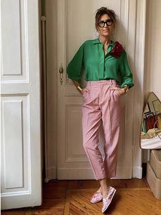 Unique Work Outfits, Wardrobe Essentials For Women, Outfits Chic, 2022 Fashion, Cooler Look, Women Over 50, Pink Pants, Moda Vintage, 가을 패션