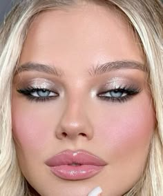 Entonces, estas preparada para aprender desde cero a crear en tu bello rostro una obra de arte con "Maquíllate en 6 pasos, cómo ser tu propia make up artist" Light Eyes Makeup Looks, Blue Eye Blonde Hair Makeup, Glitter Makeup Brown Eyes, Blonde Blue Eye Makeup, Make Up Blue Eyes Blonde, Eye Makeup For Blue Eyes Blonde Hair, Cool Tone Bridal Makeup, Make Up Looks Prom, Prom Makeup For White Dress