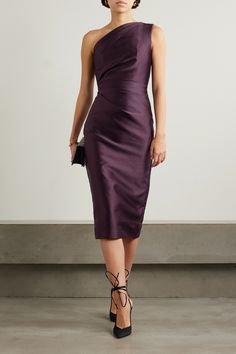 There's a classic elegance to Solace London's 'Orla' midi dress that almost makes it look like a vintage find. It's cut from lustrous satin-twill with a sweeping single shoulder and flattering ruched waist. It's perfect for drinks parties but the back slit means you can sit comfortably, too. Burgundy Dress Outfit, Aubergine Dress, Dark Purple Dresses, Burgundy Midi Dress, Purple Cocktail Dress, Solace London, Cocktail Outfit, Satin Cocktail Dress, Cocktail Attire