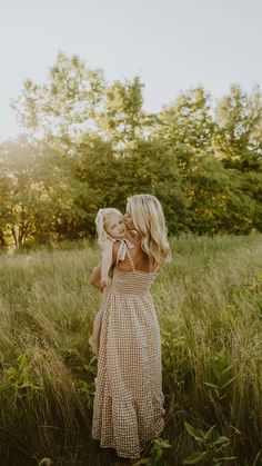 Mommy Me Photoshoot Outfits, Mother Daughter Flower Field Photos, Light Pink Dress Family Photos, Mommy And Me Simple Photoshoot, Mama And Me Pictures, Mommy And Me Outside Photo Shoot, Flower Field Mommy And Me Photoshoot, Mom And 1 Year Daughter Photoshoot