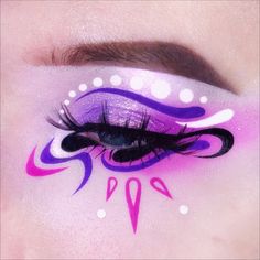 eyeliner inspo Creative Liner Makeup, Uv Liner Makeup, Eyeliner Looks Colorful, Colored Eyeliner Ideas, Funky Makeup Looks Eyeshadows, Cool Eyeliner Designs, Colorful Eyeliner Ideas, Crazy Eyeliner, Artistic Eyeliner