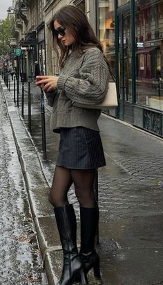 See which of your favourite influencers are coming up with the best winter outfit ideas. They'll keep you stylish and cosy. London Skirt Outfit, Rain Fits Aesthetic, 10 Winter Outfits, French Outfits, Stile Blair Waldorf, Adrette Outfits, Mode Tips, Fest Outfits