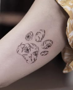 a dog paw tattoo on the right thigh