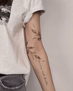 50 Amazing Olive Branch Tattoo Designs With Meaning - On Your Journey Tattoos Pulseras, Olive Tattoo, Ivy Tattoo, Olive Branch Tattoo, Petit Tattoo