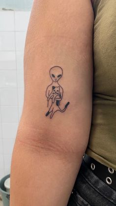 alien, cat, tattoo, cool, unique, line tattoo Cat Spaceship Tattoo, Alien Line Tattoo, Alien And Cat Tattoo, Feminine Alien Tattoo, Cow Cat Tattoo, Girly Alien Tattoo, Weird Cat Tattoo