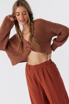 Make some plans in this v-neck sweater! It features a twist front design and skimmer length fit. O'Neill Women's long sleeve sweater Skim length V-neckline Twist front detail Wear two ways, wear twist design in front or back Drop shoulder 71% Re-Polyester, 29% Acrylic Yarns