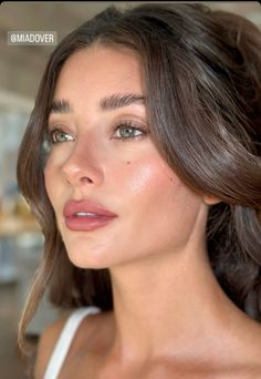 Soft Simple Wedding Makeup, Brown Liner Makeup Looks, Glowy Minimal Bridal Makeup, Natural Romantic Wedding Makeup, Bridal Makeup Without Eyeliner, Youthful Wedding Makeup, No Eyeliner Bridal Makeup, Natural Wedding Lip Color, Soft Feminine Bridal Makeup