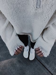 Outfits With Crocs Winter, What To Wear With Crocs Outfit, Outfit Ideas With White Crocs, Styling White Crocs, Crocs In Winter, How To Style White Crocs, White Croc Outfits, Crocs Outfit Winter, What To Wear With Crocs