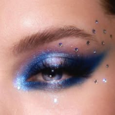 Blue Gemstone Makeup, Taylor Swift Midnight Eye Makeup, Makeup Looks Euphoria Inspired, Dark Blue Euphoria Makeup, Midnight Taylor Swift Makeup, Taylor Swift Midnights Eyeshadow, Light Blue Euphoria Makeup, Midnights Taylor Swift Eye Makeup, Saturno Birthday Party