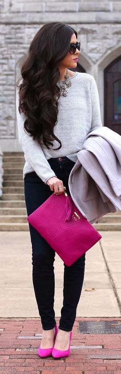 — Schwarze Sonnenbrille — Silberne Halskette — Grauer Pullover mit Rundhalsausschnitt — Grauer Mantel — Fuchsia Leder Clutch — Schwarze Enge Jeans — Fuchsia Wildleder Pumps London Street Fashion, Sosua, Inspired Outfits, Jean Grey