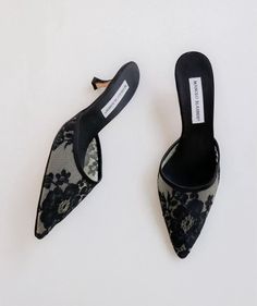 Lace Kitten Heels, Vintage Manolo Blahnik, Manolo Blahnik Kitten Heels, Vintage Online Shop, Black Lace Heels, Second Hand Fashion, Hand Fashion, Jeans With Heels, Shoe Wishlist