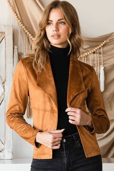 Embrace the fall season with a brown suede jacket, perfect for layering over light sweaters or flannel shirts. The earthy tones complement the warm colors of autumn leaves and seasonal outfits. Suede Jacket Outfit Women, Tan Suede Jacket Outfit, European Fashion Winter, Western Blazer, Navy Turtleneck, Tan Suede Jacket, Denim Chambray Dress