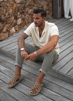 Mens Vacation Outfits, Tulum Outfits, Vacation Outfits Men, Italian Mens Fashion, Beach Wedding Guest, Look Jean, Mens Summer Outfits, Italy Outfits