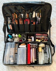 As a Professional Makeup Artist for Red Carpet events, I've tried tones of bags and organisation systems for my makeup products. This by far as been the most EFFECTIVE and ORGANISED system I tired!! You can have your products all in front of you which speeds up your makeup application. Amazon link attached at the top to find the bag😍 How To Organize Makeup Bag, Big Makeup Organizer, Stylist Aesthetic, Cosmetology Career, Makeup Basket, Makeup Artist Bag, Professional Makeup Bag, Portable Makeup Storage