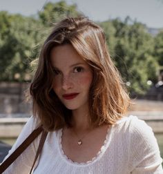 French Hair Aesthetic, Shoulder Length Hair French, Short Hair Parisian, Parisian Medium Hair, French Cut Hairstyle For Women, Collarbone Length Lob, French Medium Hair, French Haircut Medium Shoulder Length, French Mid Length Haircut