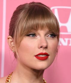 Taylor Swift Hair Bangs, Bangs Taylor Swift, Taylor Swift Short Hair, Taylor Swift Red Lipstick, Taylor Swift Haircut, Taylor Swift Bangs, Taylor Swift Bob, Tailor Swift, Short Hair Bangs