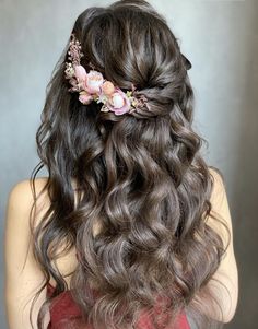 Bridal Hair For Square Face, Sangeet Hairstyles For Bride Sister, Hairstyles With Lehnga Outfit, Hairstyle For Indo Western Outfit, Open Hairstyles For Lehenga, Hairstyle With Jhumar, Hairstyle For Party Wear Gown, Indo Western Hairstyles, Lehenga Hairstyles Receptions