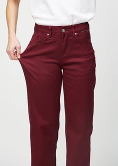 With Perfect Jeans - Perfect - Santas, you get the perfect red loose fit jeans for women. This model is our most relaxed fit, sitting snugly at the hips and loose around the thigh and calf. Here, you get a loose fit with plenty of room in the legs. Our loose fit jeans are developed with a special weaving that ensures mobility both in your leisure time and at work. The jeans are high-waisted and have two deep pockets both in the front and back. The beautiful dark red jeans are the perfect fit for