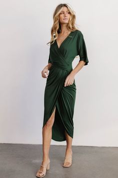 This stunning hunter green ruched midi dress features flattering pleating, kimono style sleeves, and a body-con design with stretch material. Baltic Born, Guest Attire, Cocktail Attire, Ruched Midi Dress, Stil Inspiration, Dress Dusty, Room Size, Dress Measurements, Guest Outfit