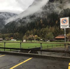 there is a sign on the side of the road that says no parking in front of mountains