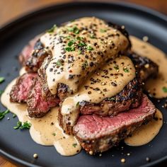 Steak au poivre et sauce crémeuse 🍽️ Ingrédients : 4 steaks de filet mignon d'environ 1,5 pouce d'épaisseur Sel et poivre noir fraîchement moulu, au goût 2 cuillères à soupe d'huile d'olive 3 cuillères à soupe de grains de poivre entiers écrasés 1/4 tasse de brandy ou de cognac 1 tasse de crème épaisse 1 cuillère à soupe de moutarde de Dijon 1 cuillère à soupe de sauce Worcestershire Persil frais haché pour la garniture Instructions : Préparez les steaks : Assaisonnez généreusement les steaks... Peppercorn Steak, Lion Diet, Flag Food, Christmas Meal, Steak Sauce, Creamy Sauce, Food Diary, Fun Diy, Christmas Dinner