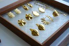 there are many different types of gold jewelry in this display case, including rings and bracelets