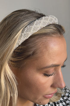 pearl headband Date Night Outfit Autumn, White Pearl Headband, Hairstyle Headband, Fall Date Night Outfit, Fall Pinterest, Fits Fall, Embellished Headband, Headband White, Outfit Autumn