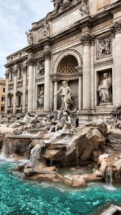 the trellotto fountain is surrounded by statues and water