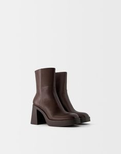 Everyday Boots For Women, How To Style Platform Boots, Brown Heeled Boots Outfit, Chunky Brown Boots, Brown Ankle Boots Outfit, Brown Heel Boots, Bershka Boots, Brown Platform Boots, Heels Boots Outfit