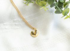 This gold fortune cookie necklace is a must-have for foodie lovers! With its unique and fun design, it makes a great gift for yourself or a loved one. Personalize it even more by adding a hand stamped initial charm. A perfect way to add a touch of personalized charm to any outfit. • How To Order 1. Choose the size. 2. Select initials, if you do not want any initial, select "NONE"(UPPER CASE and HEART Shape Available) 3. Add to cart and submit order :) • Pendent: Brass Pendants, 18K Gold Plated • Cookie Necklace, Brass Pendants, Studded Necklace, Screen Free, Fortune Cookie, Personalized Keychain, Pearl Gemstone, Upper Case, Fun Design