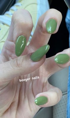 Emma Chamberlain Nails Green, Nails Emma Chamberlain, Emma Chamberlain Tattoo, Green Nails Christmas, Emma Chamberlain Nails, Green Nails Aesthetic, Italy Nails, Types Of Content, Christmas Image