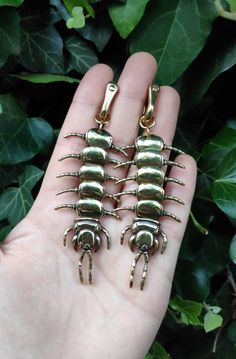 Ear weights with movable centipede pendants made entirely of brass. You can choose whether you want two head sections, two back sections or one head and one back section. The clasps are suitable for ear holes stretched to at least 5mm when not wearing jewelry such as tunnels. Since these weights are made of untreated (raw) brass, they darken slightly over time, but can be polished up again at any time with the included polishing cloth. single = 1 weight pair = 2 weights Dimensions: Total length: Unique Cheap Plug Earrings, Cheap Small Pierced Earrings, Small Stretched Earrings, Cheap Brass Plug Earrings, Cheap Vintage Metal Plug Earrings, Elegant Handmade Cheap Plug Earrings, Cheap Novelty Plug Earrings, Cheap Bronze Jewelry With Ear Wire, Luxury Silver Plug Earrings In Brass