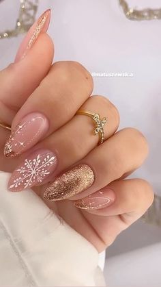 Resalta la elegancia con detalles en dorado que añaden un brillo sutil y refinado. #DetallesDorados #EstiloNavideño #uñasdenavidad #uñasduradas Simply Birthday Nails, Almond Nails Designs Holiday, Xmas Almond Nails, Simple Almond Nails Winter, Christmas Nails Elegant Holidays, Nude Christmas Nails Acrylic, Holiday Nails Inspiration, Nude Xmas Nails, December Nails Christmas Xmas