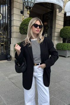 Street style fashion | minimal outfit Nyc Fall Outfits, Outfits With Striped Shirts, Street Style Fall Outfits, Style Casual Chic, Minimal Outfit, 가을 패션, Business Casual Outfits, Black Blazer, White Pants