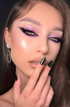 Hard Makeup Looks, Purple Black Makeup, Make Up Morado, Makeup Looks Dramatic, Winter Makeup Ideas, Exotic Makeup, Purple Makeup Looks, Asian Makeup Tutorials