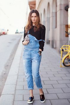 A alça caída deixa o look com a jardineira mais fun! Dungaree Outfit Ideas, Woman In Overalls, How To Style Dungarees, Ways To Wear Overalls, Dungaree Outfit, Overalls Outfits, Fashion Guys, Gala Fashion, Overall Outfit