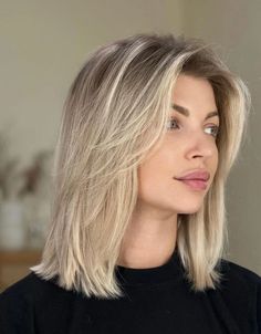 Kitty Cut: Das ist DER angesagteste Haarschnitt 2024! Shoulder Length Straight Hair With Layers, Hair With Short Layers, Kitty Cut Straight Hair, Hairstyles Bob Medium, Kitty Cut Hair 2024 Medium, The Kitty Cut, Kitty Haircut 2024, Kitty Cut Hairstyle, Lob Haircut Side Part