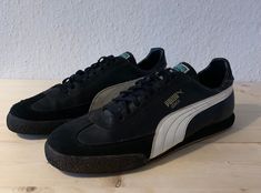 Dies ist ein sehr seltener Puma-Sneaker. Pumas hervorragende Schuhe für Sammler und Fußballtraining. Ich denke, die Größe ist wahrscheinlich 44. Sneakers Athletic, Shoe Inspo, West Germany, Vintage Coach, Puma Sneaker, Athletic Shoes, Tennis, Baskets, Shoes Sneakers