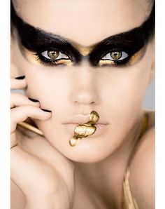 angel eyes Liquid Gold Eyeshadow, Black Gold Eye Makeup, Bout Makeup, Extreme Make-up, Editorial Make-up, Fantasy Make-up, Make Up Gold