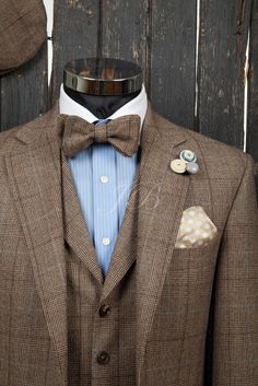 wedding suit with a bow tie, vintage wedding suit, bow ties for grooms, groom bow tie Vintage Wedding Suits, Suit Bow Tie, Rustic Groom, Tweed Wedding, Bow Tie Suit, Style Gentleman, Tweed Wedding Suits, Groom Bowtie, Bow Ties For Men