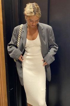 Everyone is talking about these silk slip dresses during this fall. We're OBSESSED with them! They're cute AF in cool weather and perfect for this fall 2020. Discover how to style them like a PRO this season! #slipdress #fallfashion 2023 Timeless Fashion, Blazer Cardigan Outfit, Summer Street Style 2023 Women, Us Open Outfit, Event Fits, La Outfit, 2023 Vibes, Mode Dope, Fits 2023