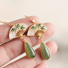 Instruções Origami, Jade Earrings, Fan Earrings, Jewelry Lookbook, Jade Jewelry, Accessories Jewelry Earrings, Dream Jewelry, Stylish Jewelry, Pretty Jewellery