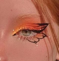 Butterfly Eyeliner Looks, Pretty Eyeliner Ideas, Spring Inspired Makeup, Flower Liner Makeup, Butterfly Wings Makeup, Simple Butterfly Eye Makeup, Bee Eyeliner, Eye Makeup Inspo Creative, Butterfly Eyeliner Simple