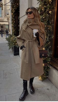 Quite Luxury Winter Outfits, European Winter Outfits Classy, Winter Outfits London Chic, Neutral Coat Outfit, London Classic Style, Feyre Outfit Casual, Winter Rich Girl Outfits, Classic Chic Winter Outfits, Anna Bey Winter Outfit